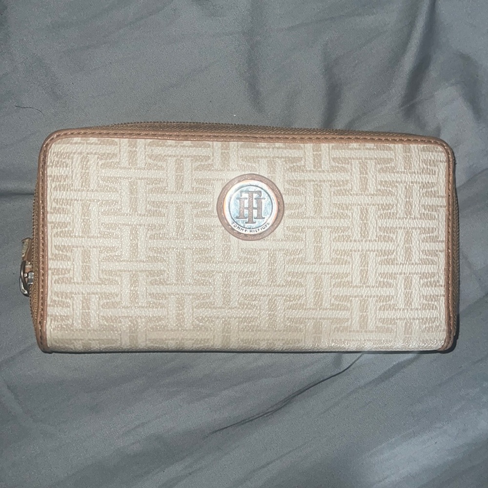 Tommy Hilfiger wallet in great condition